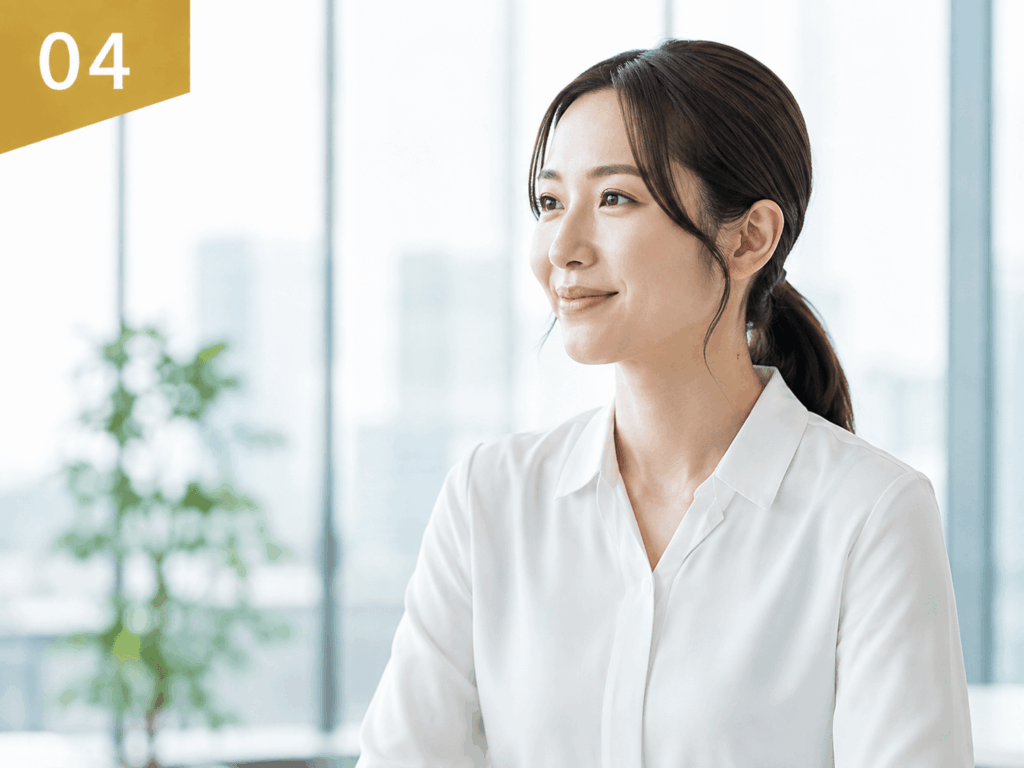 明るいオフィスで横向きに微笑む女性。左上に04のゴールドバナー付き。